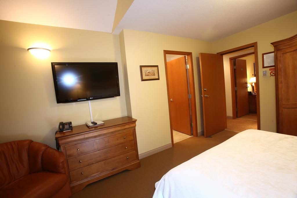 Whistler Alpine Chalet Retreat & Wellness Villa Værelse billede