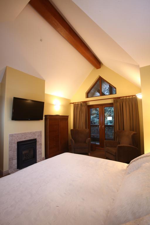 Whistler Alpine Chalet Retreat & Wellness Villa Værelse billede