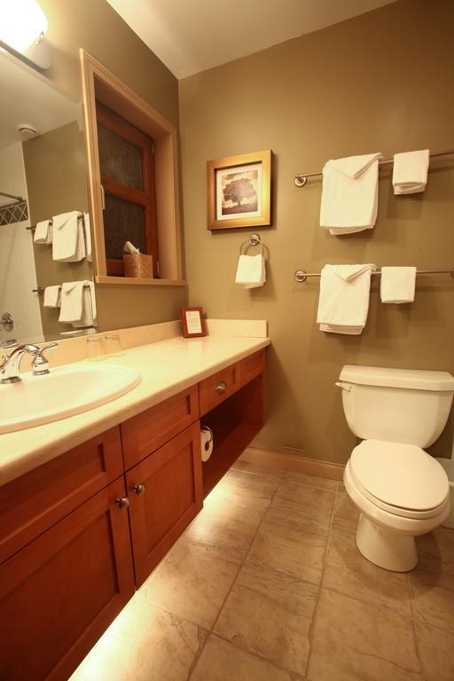 Whistler Alpine Chalet Retreat & Wellness Villa Værelse billede