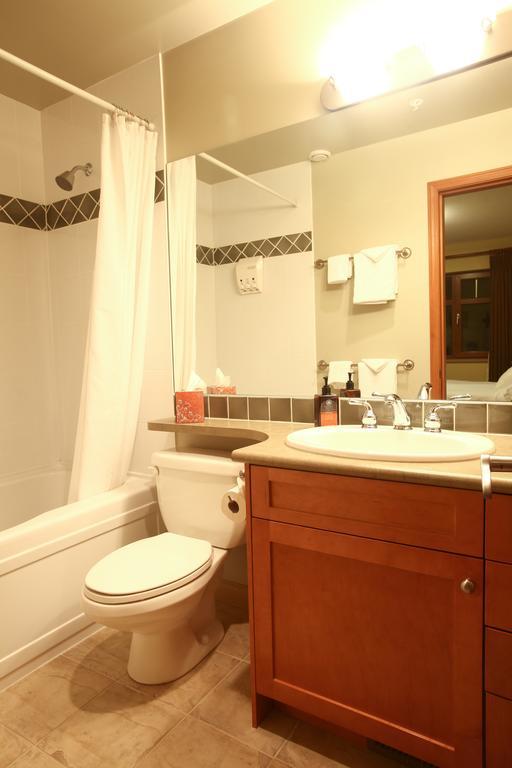 Whistler Alpine Chalet Retreat & Wellness Villa Værelse billede