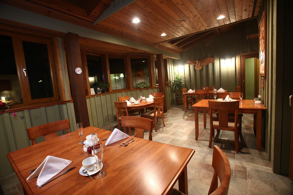 Whistler Alpine Chalet Retreat & Wellness Villa Værelse billede