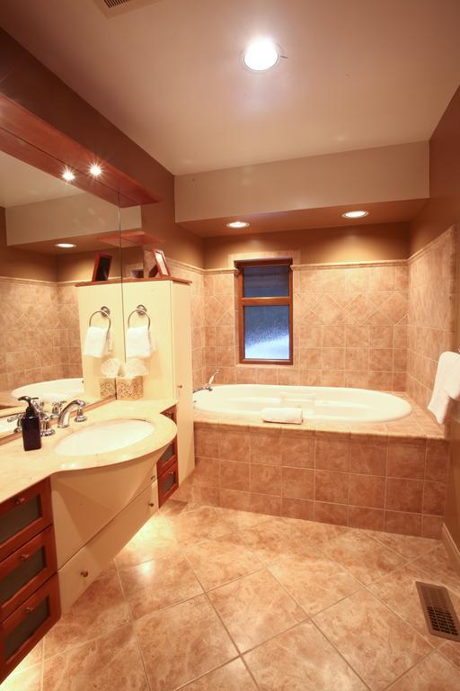 Whistler Alpine Chalet Retreat & Wellness Villa Værelse billede