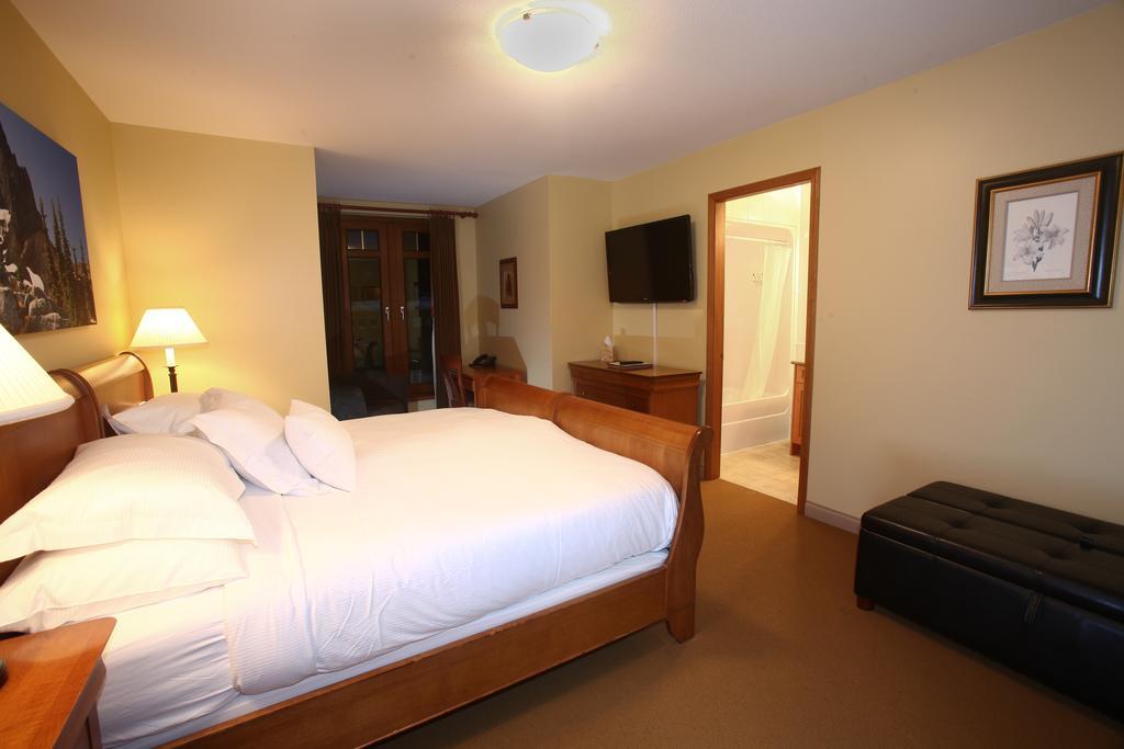 Whistler Alpine Chalet Retreat & Wellness Villa Værelse billede