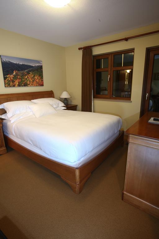 Whistler Alpine Chalet Retreat & Wellness Villa Værelse billede
