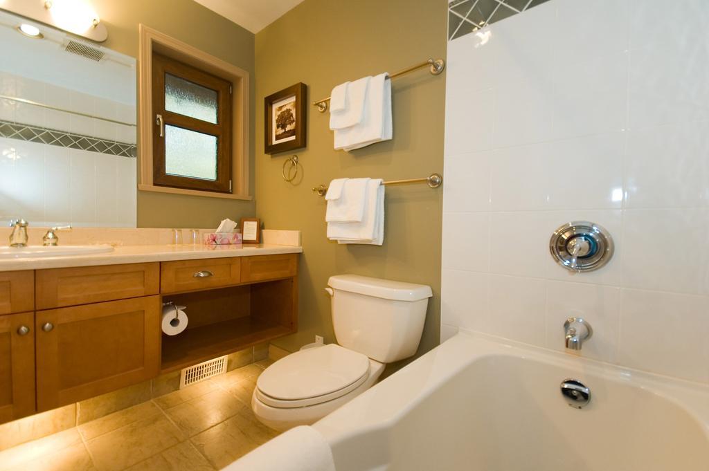 Whistler Alpine Chalet Retreat & Wellness Villa Værelse billede