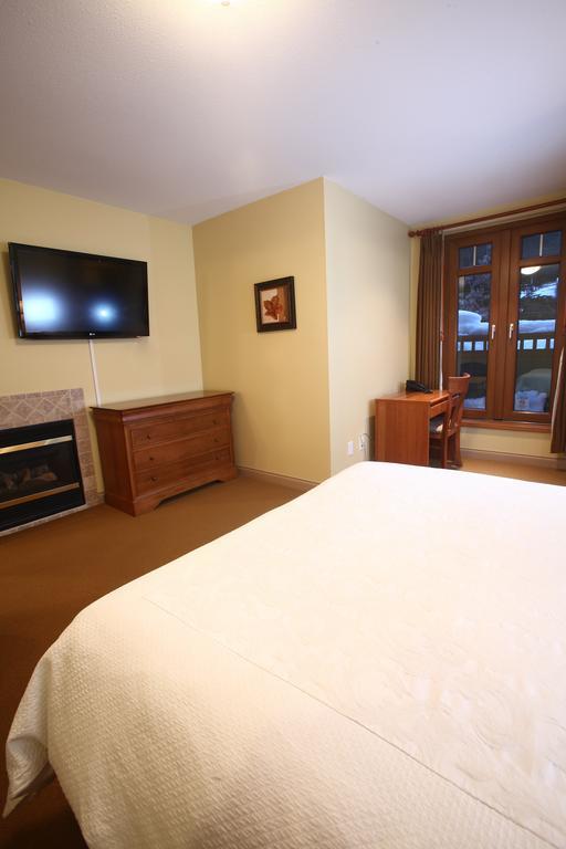 Whistler Alpine Chalet Retreat & Wellness Villa Værelse billede