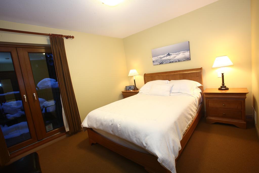 Whistler Alpine Chalet Retreat & Wellness Villa Værelse billede