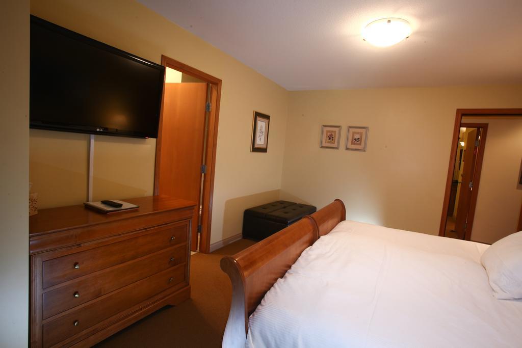 Whistler Alpine Chalet Retreat & Wellness Villa Værelse billede