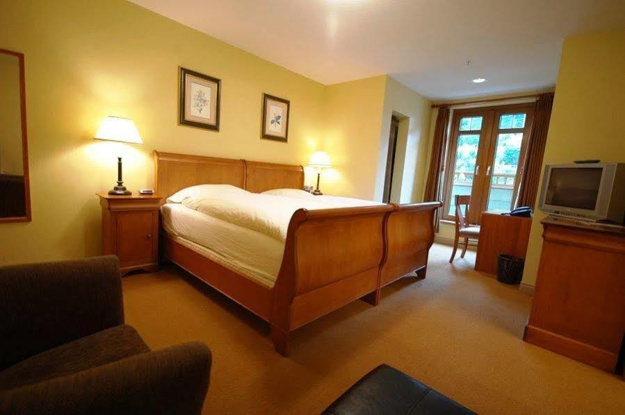 Whistler Alpine Chalet Retreat & Wellness Villa Værelse billede